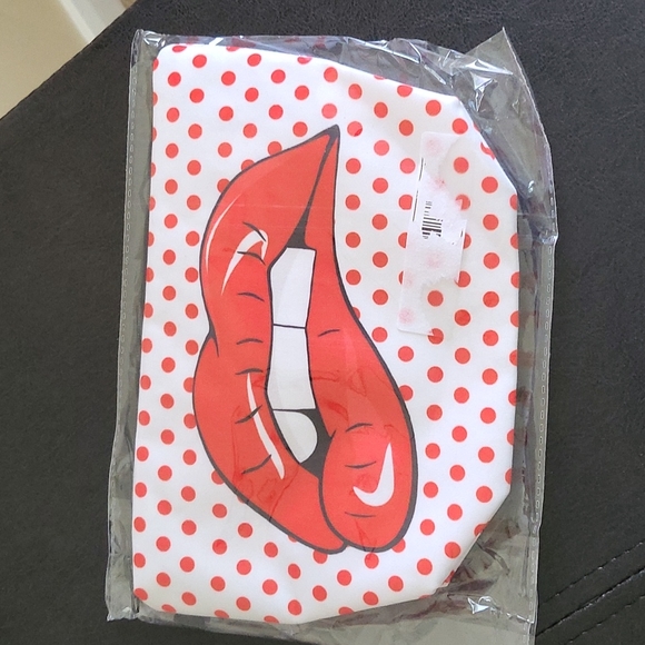 New 1pc Red Lip Makeup Bag - Picture 4 of 5